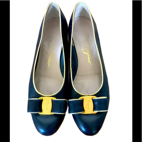 Salvatore Ferragamo Vara Bow Pump Shoes - Picture 2 of 7